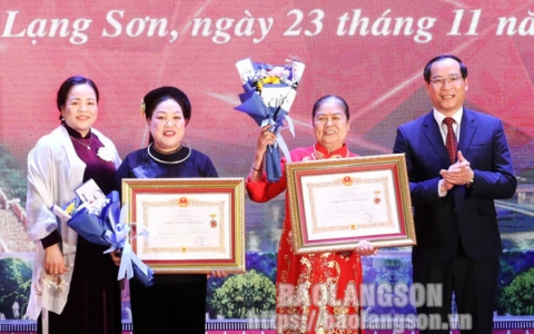 Lạng Sơn: Trao tặng danh hiệu nghệ nhân và kỷ niệm Ngày Di sản Văn hóa Việt Nam 23/11