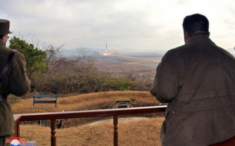 Nhà lãnh đạo Triều Tiên Kim Jong-un giám sát việc phóng thử ICBM