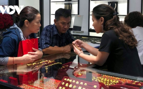 Giá vàng giảm sâu, người cầm vàng mất hơn 600.000 đồng/lượng chỉ trong 2 ngày