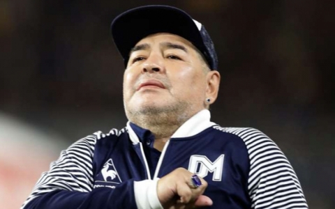 Huyền thoại bóng đá Maradona đột ngột qua đời ở tuổi 60