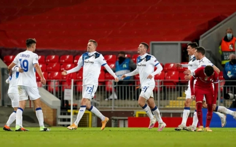 Thủng lưới 2 bàn trong 4 phút, Liverpool thua Atalanta ngay tại Anfield