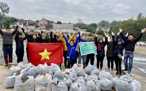 Hơn 300kg rác thải tại ngầm Thác Trà được thu gom