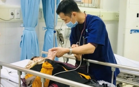 3 điều không được làm khi có người thân bị đột quỵ