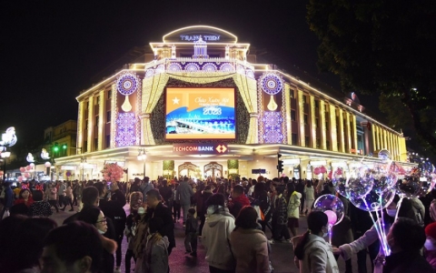 Không khí hân hoan đón năm mới tràn ngập mọi miền