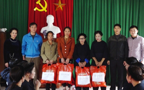 Phòng Chuyên đề, Đài PT-TH Lạng Sơn tặng quà tại xã Đại Đồng, huyện Tràng Định