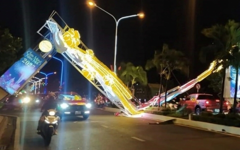 Sập cổng chào trang trí chúc mừng năm mới 2023 ở Nha Trang