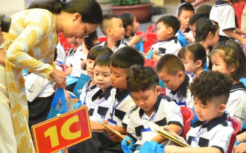Gói ghém chi tiêu để thưởng Tết giáo viên