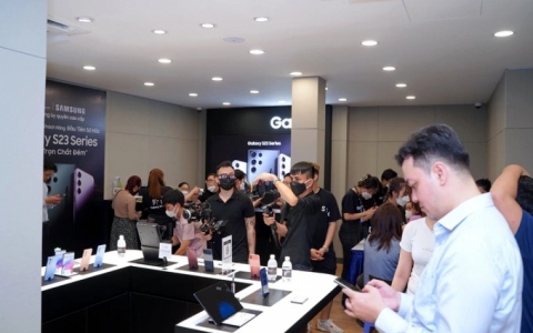 Loạt smartphone cao cấp giảm giá mạnh cuối tháng 2