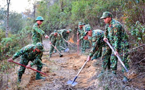 Ăn cơm hộp, ngủ lán... giúp dân