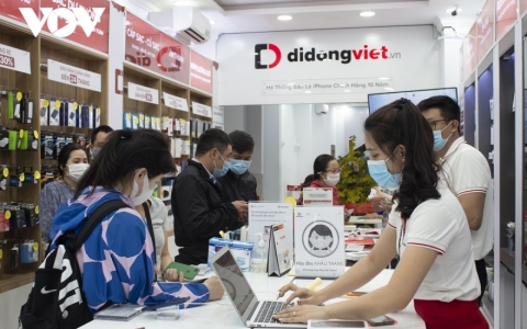 Điện thoại và máy tính xách tay hút hàng sau Tết