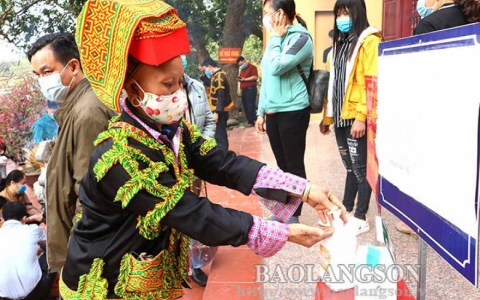 Người dân tới lễ chùa Bắc Nga chấp hành nghiêm các quy định phòng chống dịch Covid-19