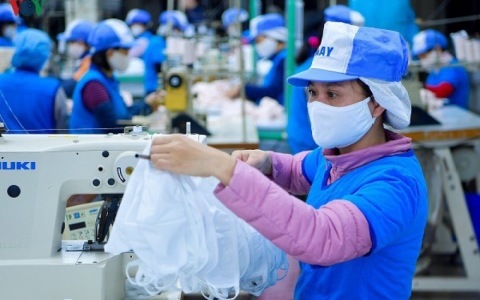 Doanh nghiệp lao đao, người lao động bị giảm lương, tạm nghỉ vì dịch