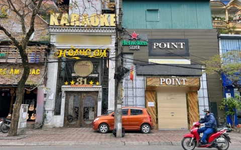 Vì sao Hà Nội vẫn "kiên quyết" chưa mở lại karaoke, massage…?