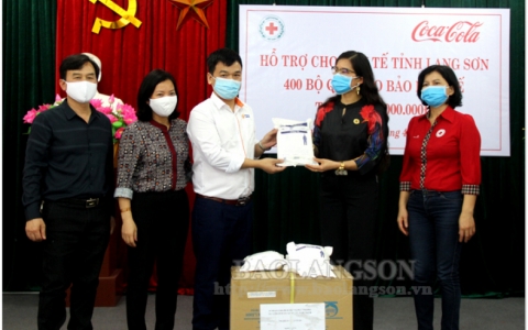 Hội Chữ thập đỏ tỉnh trao tặng 400 bộ quần áo bảo hộ y tế cho Sở Y tế