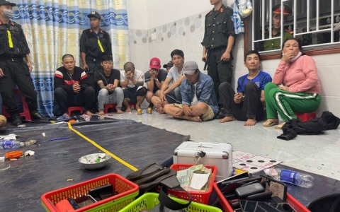 Sòng bạc "khủng" có 8 người canh giữ: Khởi tố 35 đối tượng