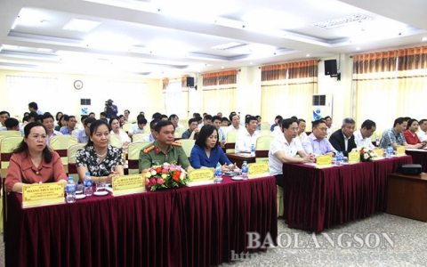 Tiếp xúc cử tri báo cáo kết quả kỳ họp thứ 11 Quốc hội khóa XIV