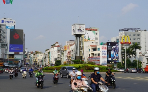 Sau công văn khẩn nhắc “cách ly xã hội”, người dân ra đường càng đông