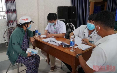 Khám, phát thuốc cho 2.000 công nhân khó khăn