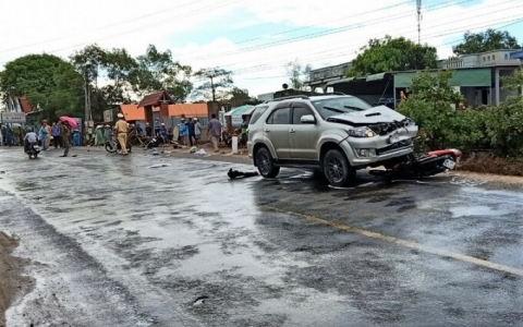Ôtô tông liên hoàn ba xe máy