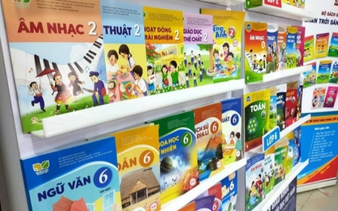 Phụ huynh nói về sách giáo khoa đắt gấp 2-3 lần: Năm sau có tăng nữa không?