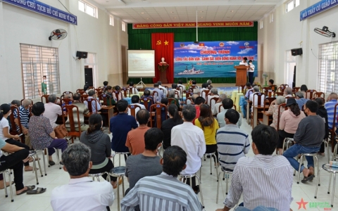 Vùng Cảnh sát biển 3 thực hiện chương trình “Cảnh sát biển đồng hành với ngư dân”