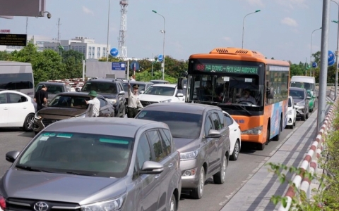 Khách đi máy bay tăng kỷ lục, bùng phát "điểm nóng" ùn tắc tại Nội Bài