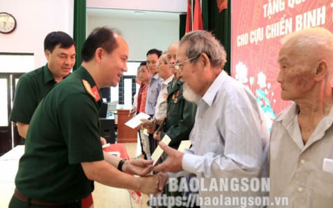 Tặng 150 suất quà cho cựu chiến binh tham gia kháng chiến chống Pháp