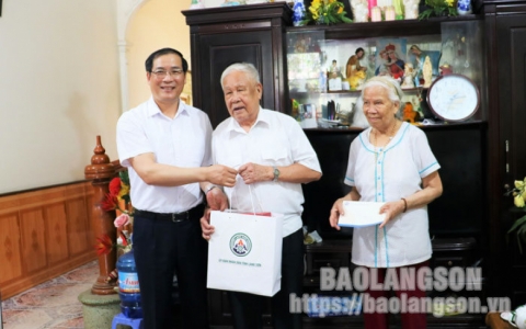 Thăm, tặng quà cựu chiến binh chống Pháp cư trú trên địa bàn thành phố Lạng Sơn