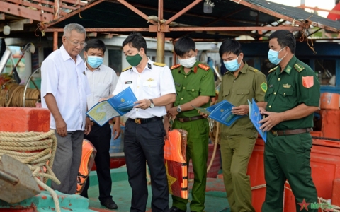 Vùng 2 Hải quân thực hiện chương trình “Hải quân Việt Nam làm điểm tựa cho ngư dân vươn khơi, bám biển”