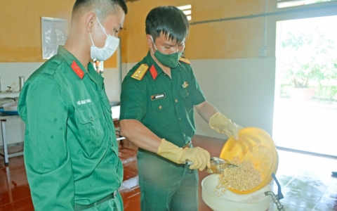 Vượt khó để chăm lo tốt bữa ăn bộ đội