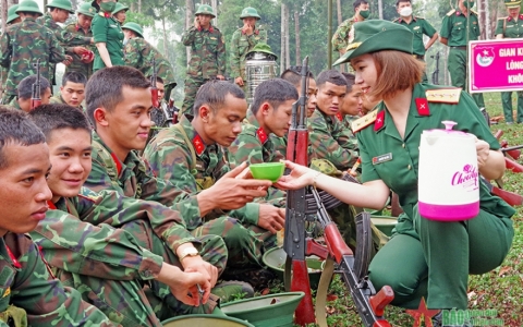 “Bát nước thao trường” ấm lòng chiến sĩ