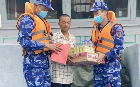 Đoàn Trinh sát số 1 cứu thành công ngư dân bị nạn trong đêm
