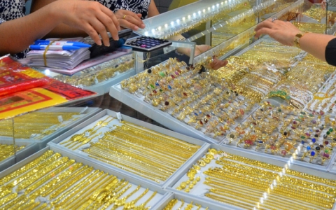 Giá vàng hôm nay 18-9: Nhà đầu tư tranh thủ bán khống