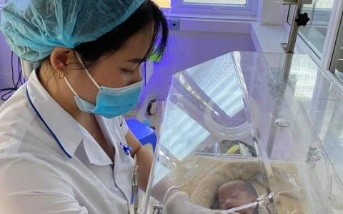 Cứu sống bé gái sơ sinh bị dị tật tắc tá tràng hiếm gặp