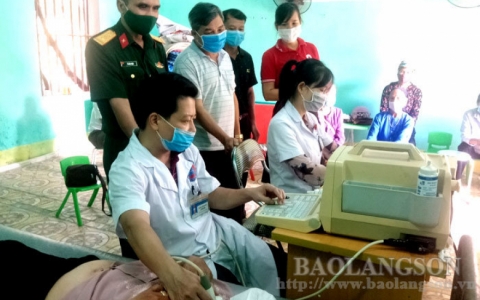 Khám bệnh nhân đạo, phát thuốc miễn phí cho người nghèo