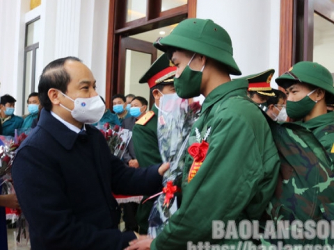 Lãnh đạo tỉnh dự lễ giao nhận quân tại các huyện, thành phố