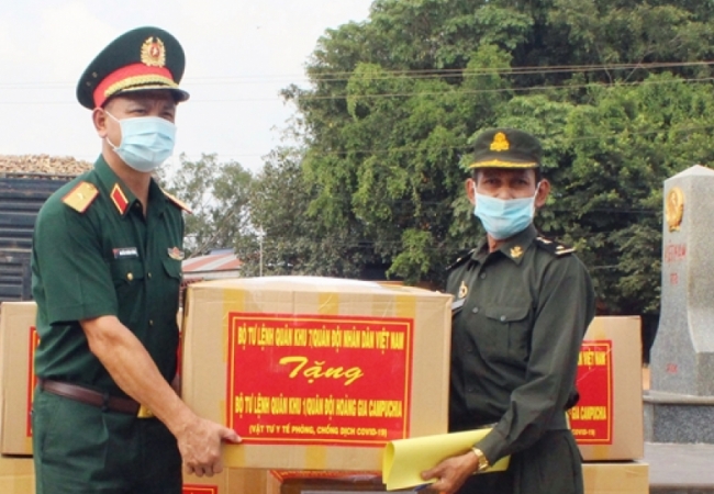 Trao vật tư y tế phòng, chống dịch Covid-19 tặng một số đơn vị Quân đội Hoàng gia Campuchia