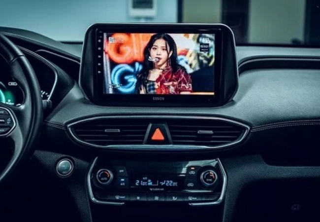 Lắp màn Android trên ô tô, tài xế Việt bỏ tiền "mua" sự nguy hiểm?
