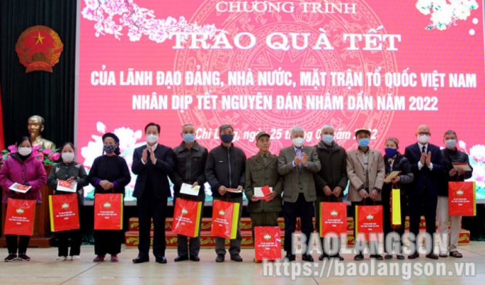 Chủ tịch Ủy ban Trung ương MTTQ Việt Nam tặng quà tết tại Lạng Sơn