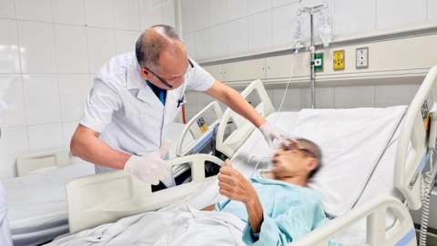 Cứu gương mặt người đàn ông sau tai nạn bước hụt xuống hố thang máy