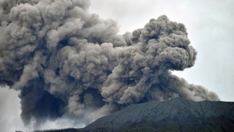 Núi lửa Indonesia phun trào, 11 người leo núi thiệt mạng