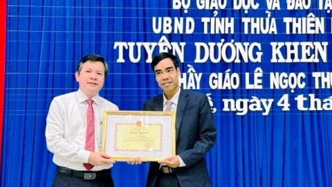 Tặng Bằng khen cho thầy giáo Lê Ngọc Thùy dũng cảm cứu người