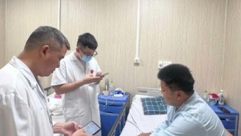 Vừa h&uacute;t thuốc l&aacute; điện tử, nam thanh ni&ecirc;n 19 tuổi ng&atilde; quỵ, co giật