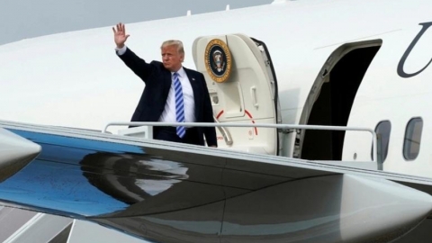 Chuy&ecirc;n cơ chở Tổng thống Trump tới Davos phải quay đầu v&igrave; sự cố