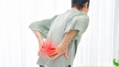 Xương "k&ecirc;u cứu" v&igrave; th&oacute;i quen cứ nhức mỏi lại uống thuốc giảm đau