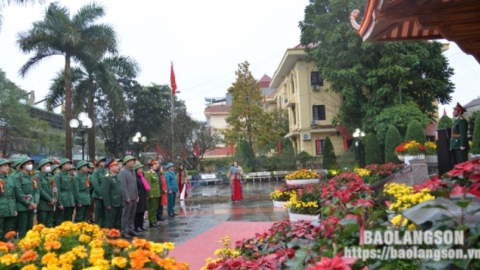 Đoàn đại biểu Thành phố Lạng Sơn dâng hương trước Lễ giao, nhận quân năm 2024