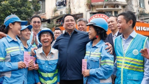 Thủ tướng l&igrave; x&igrave;, chụp ảnh c&ugrave;ng c&ocirc;ng nh&acirc;n vệ sinh m&ocirc;i trường tr&ecirc;n phố