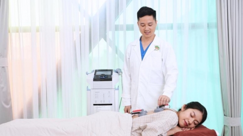 Đau lưng t&ecirc; ch&acirc;n do tho&aacute;t vị đĩa đệm: Giải ph&aacute;p s&oacute;ng năng lượng cao