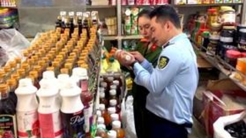 Thu giữ gần 2 tấn ruốc, đồ ăn vặt kh&ocirc;ng r&otilde; nguồn gốc