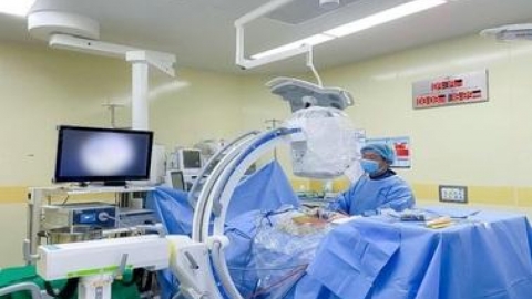 Tưởng ngồi xe lăn suốt đời, người đ&agrave;n &ocirc;ng hồi phục ngoạn mục sau 1 ca mổ